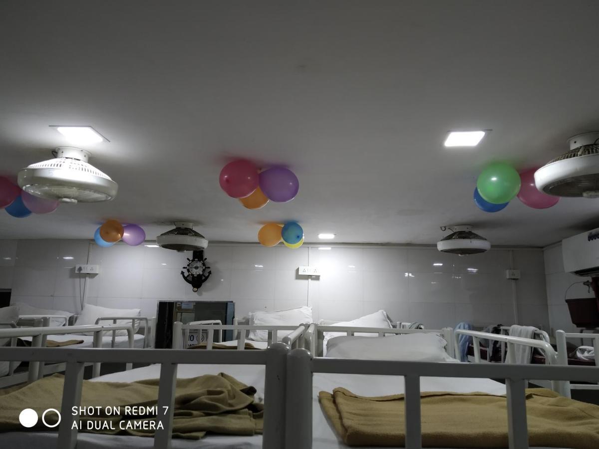 Star Dormitory Bombay Extérieur photo